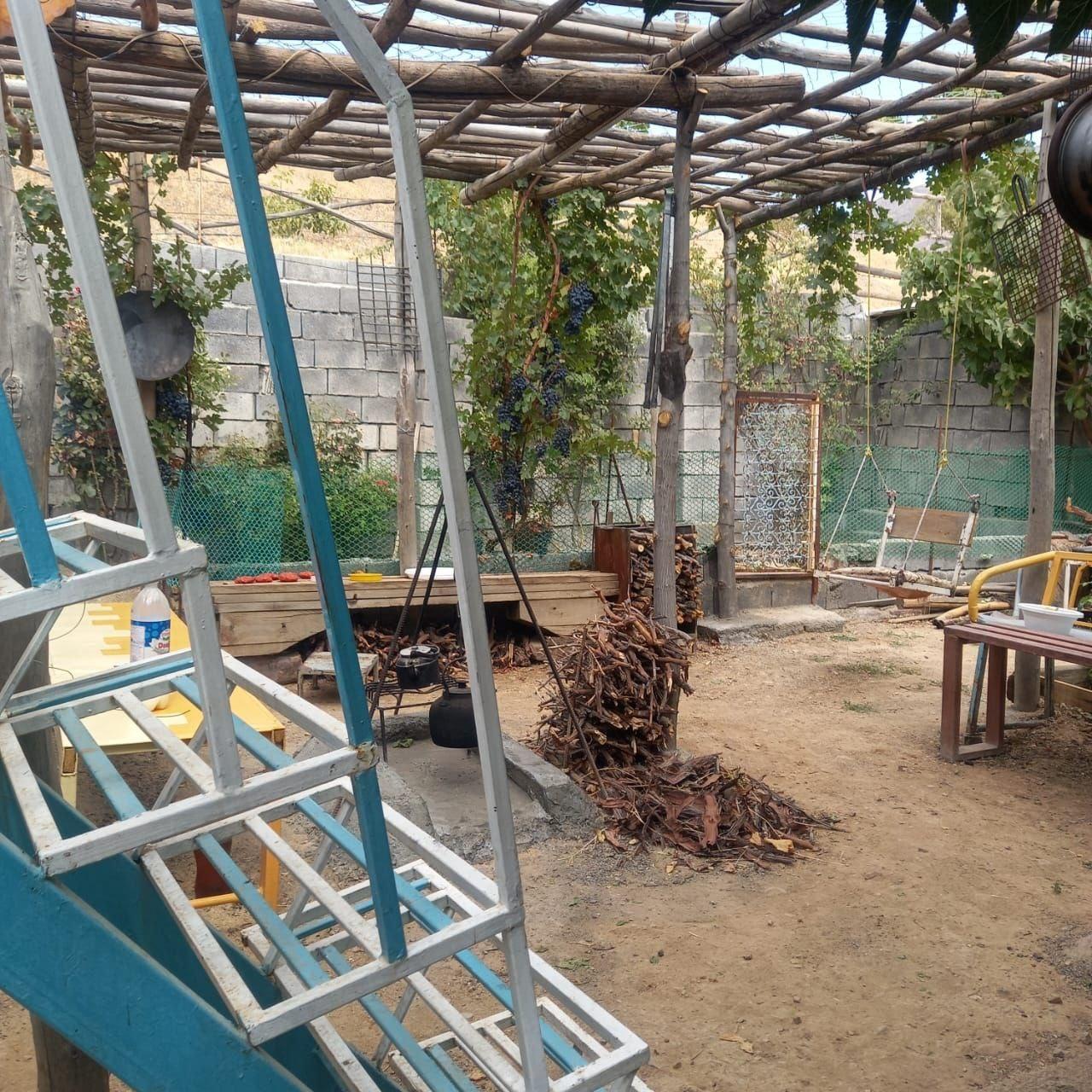 کلبه حیاط دار گردو در کرمانشاه
