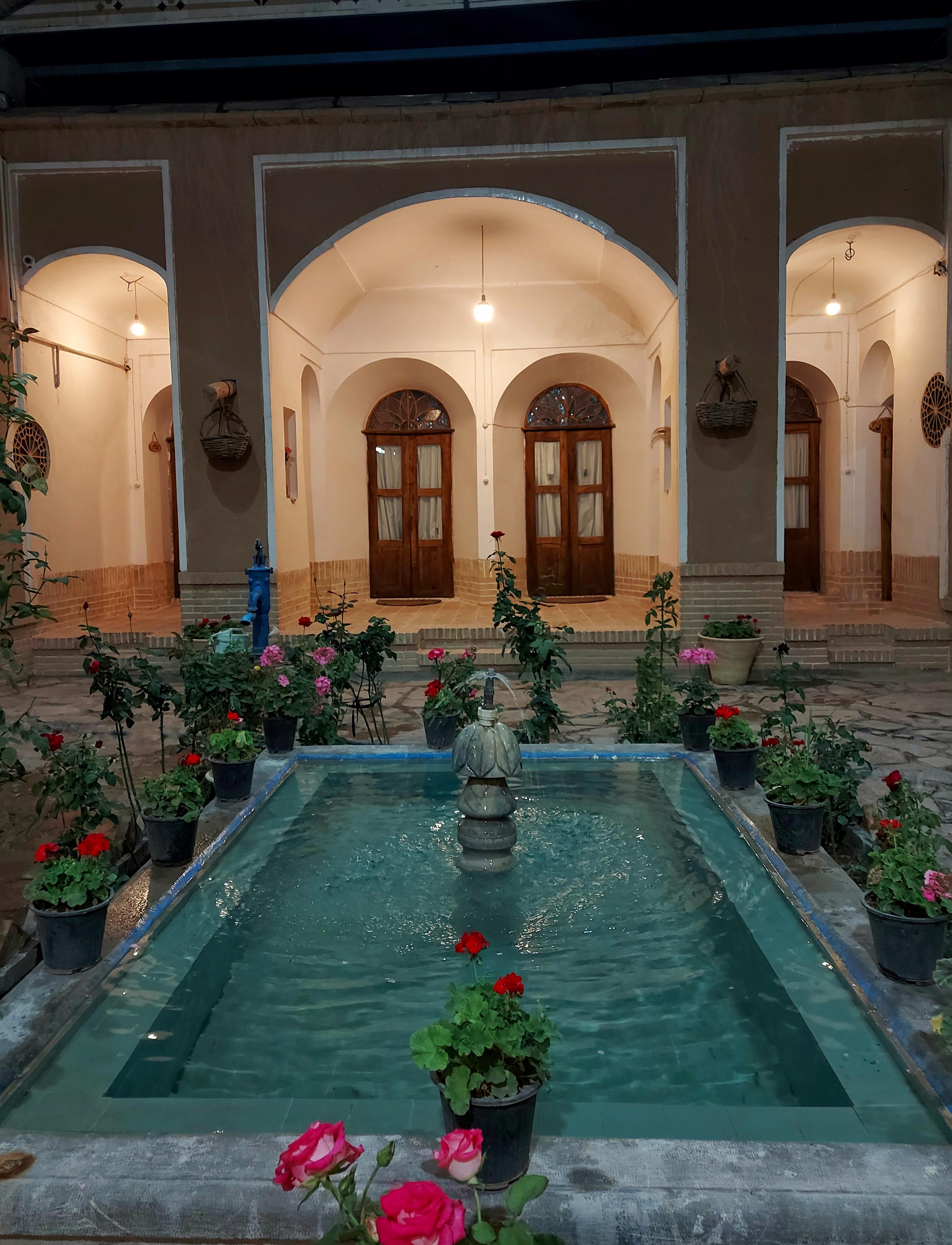 اقامتگاه بوم گردی صد طاقچه تودشک