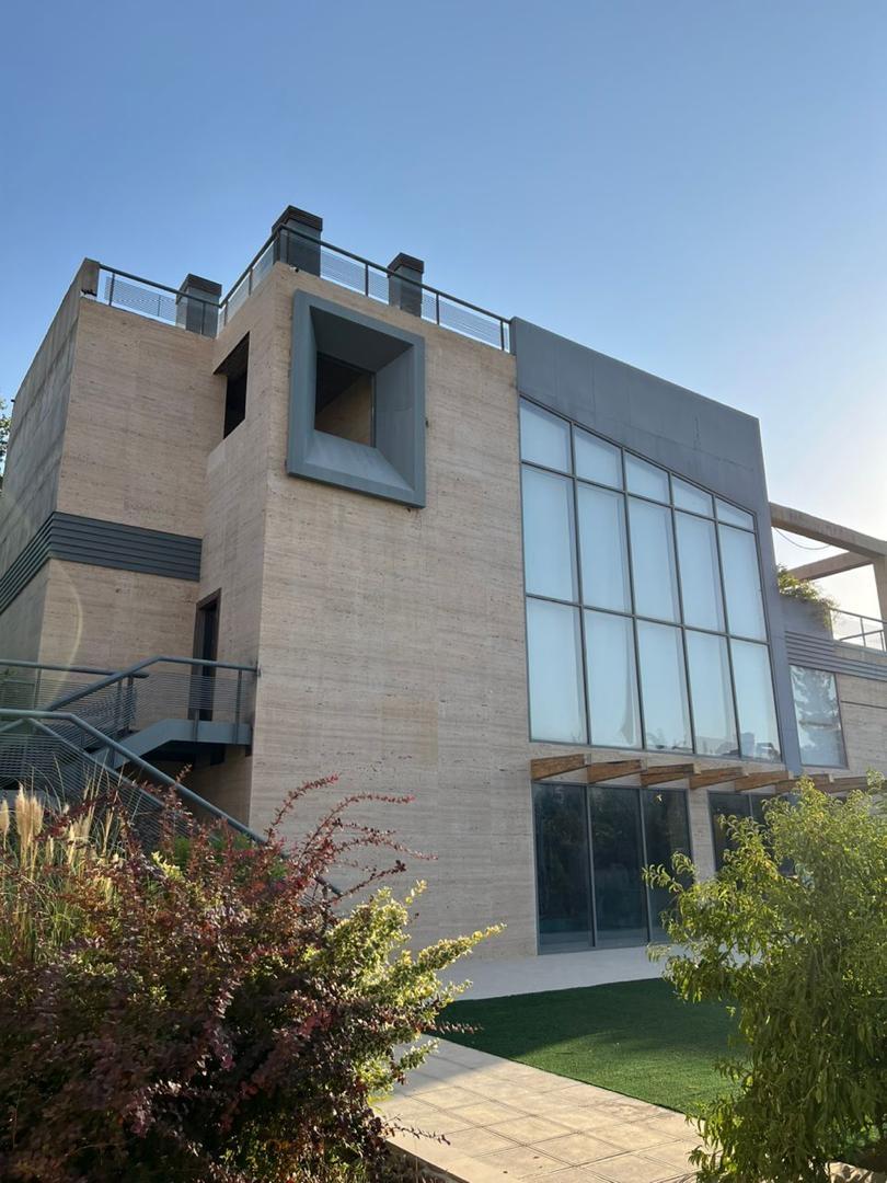 ویلای مدرن و لاکچری در شهرک صدرا