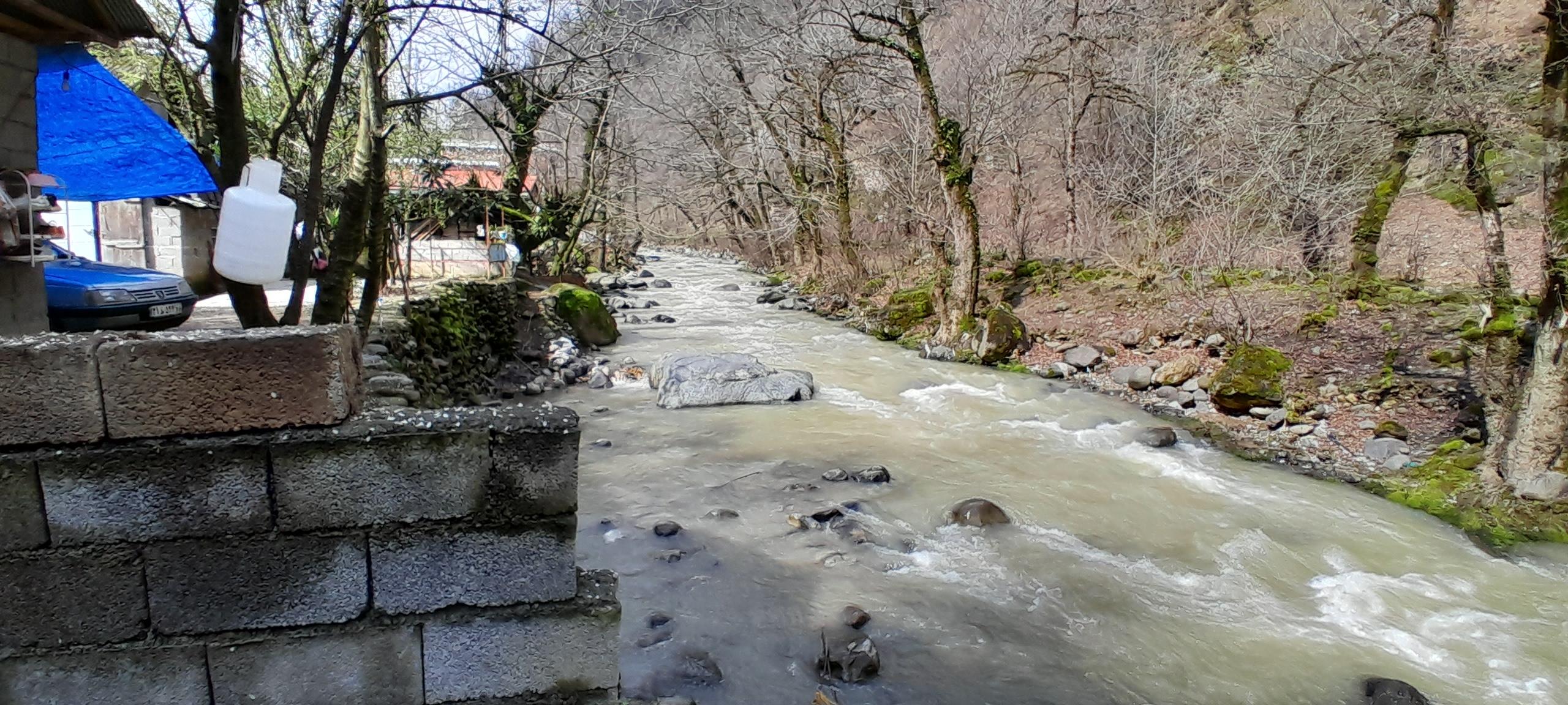 ویلا چوبی در کنار رودخانه وجنگل 