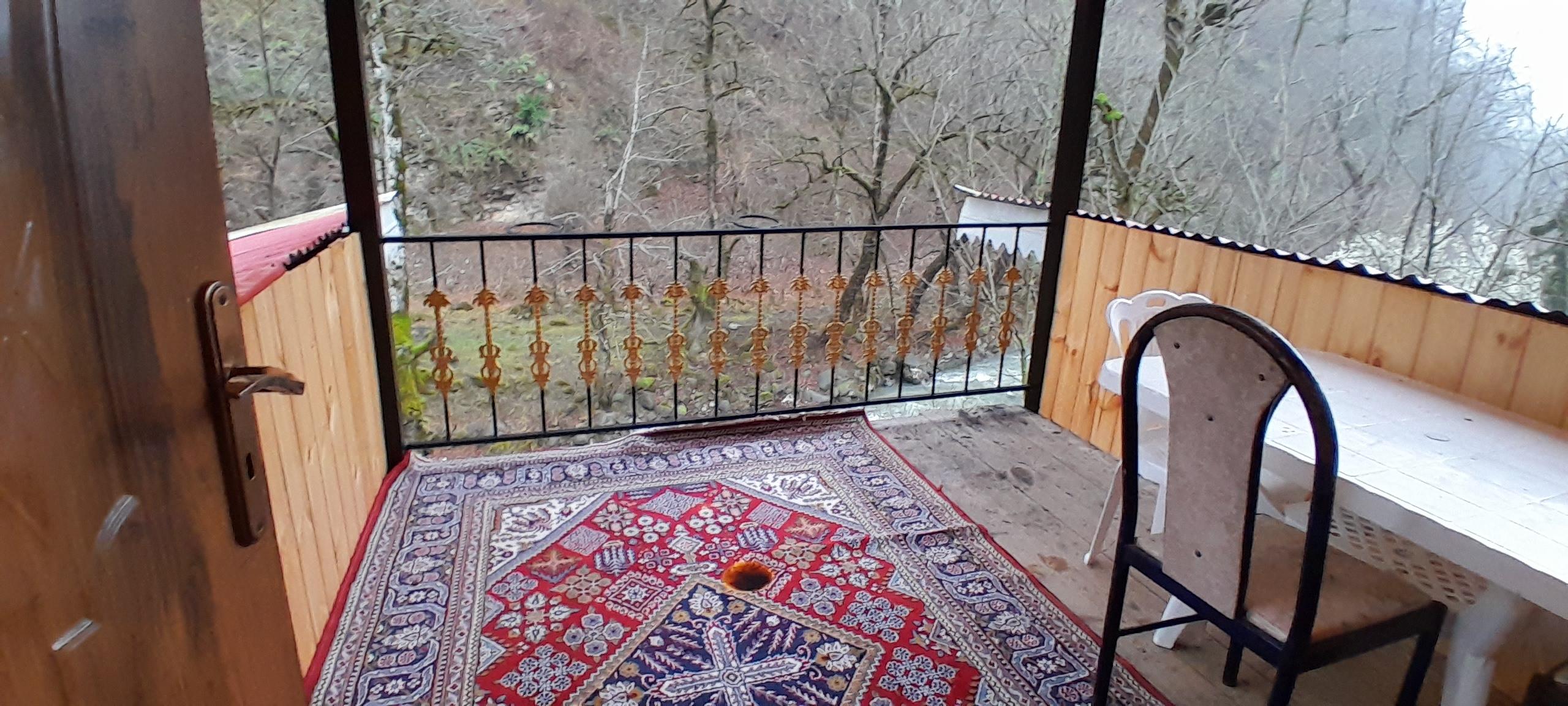 ویلا چوبی در کنار رودخانه وجنگل 