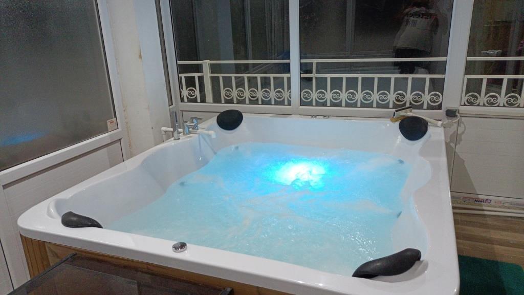 واحد ایلیاد دارای جکوزی با تراسی چشم نواز