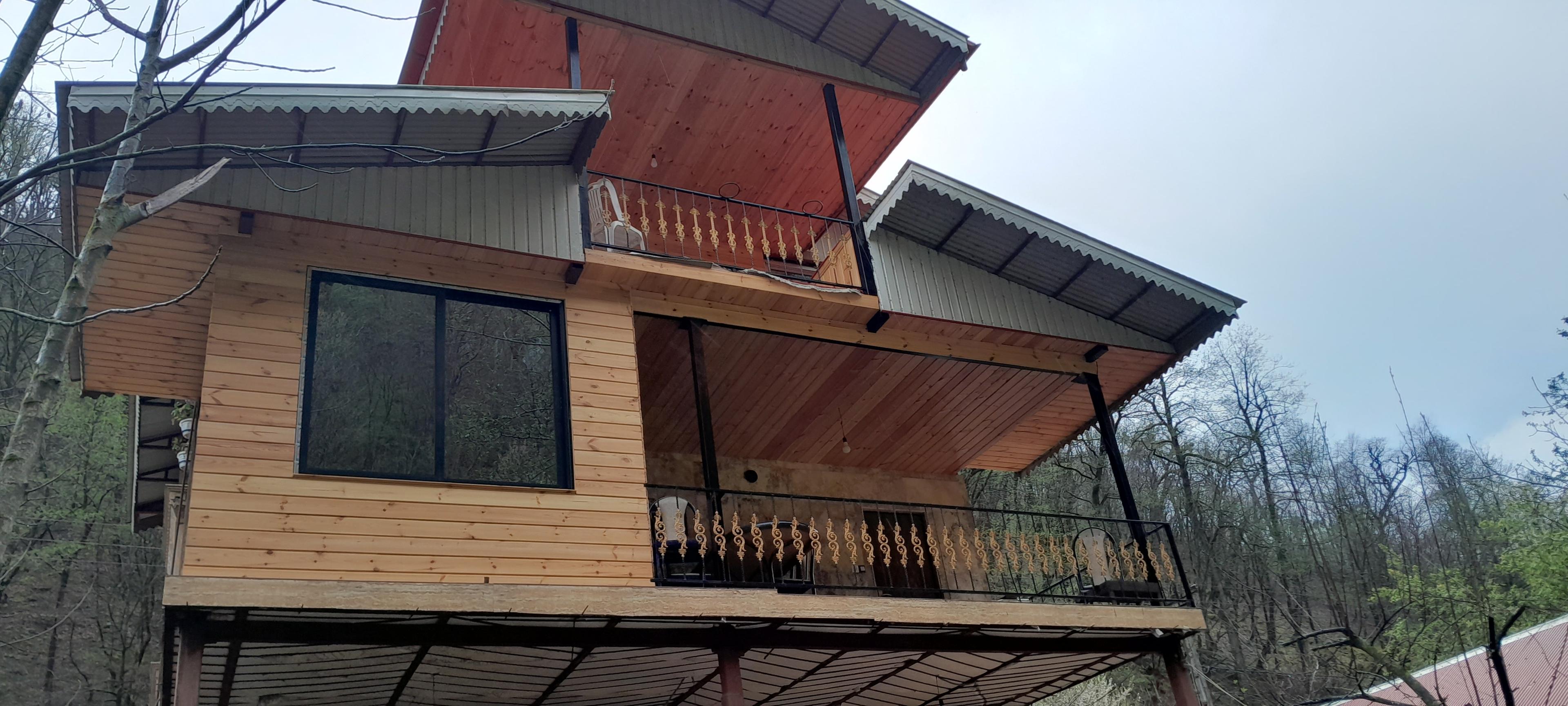 ویلا چوبی در کنار رودخانه وجنگل 