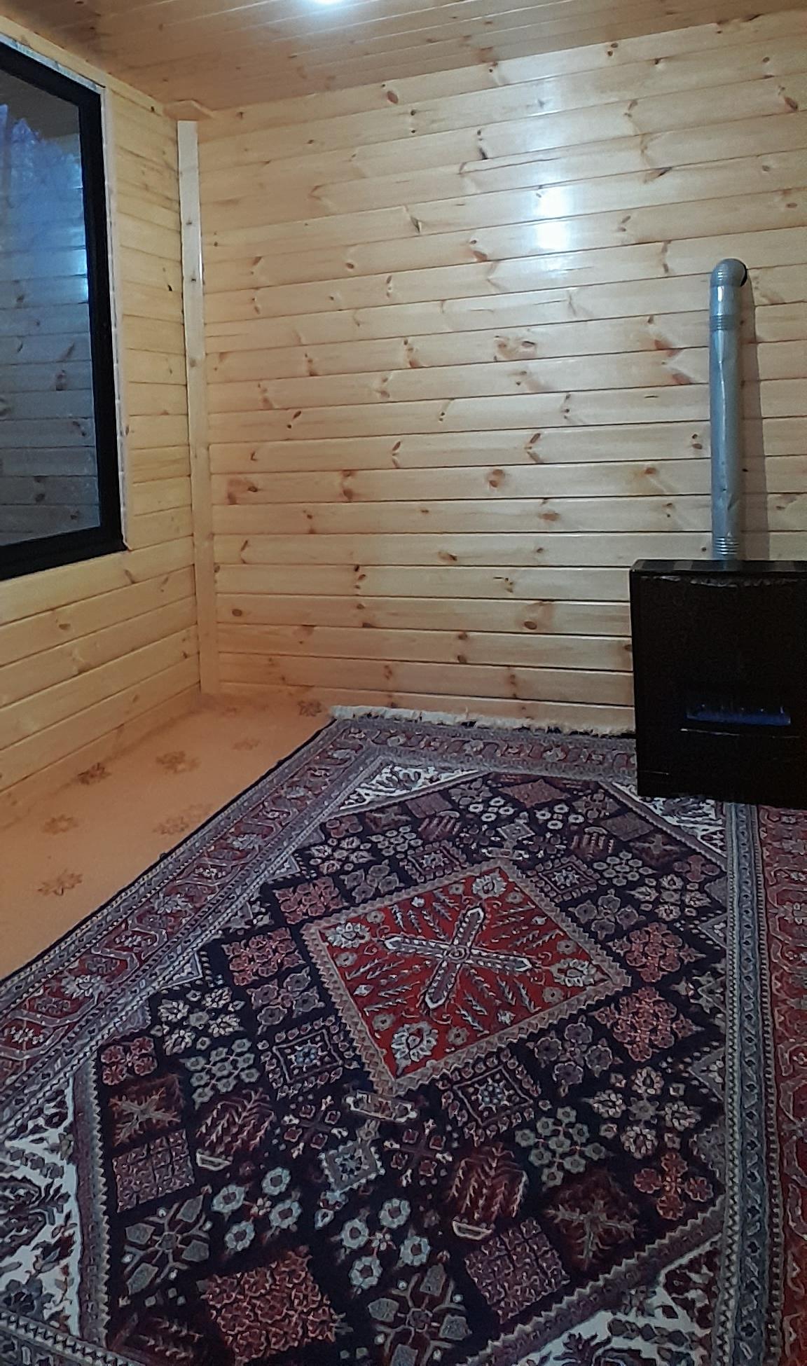 ویلا چوبی در کنار رودخانه وجنگل 