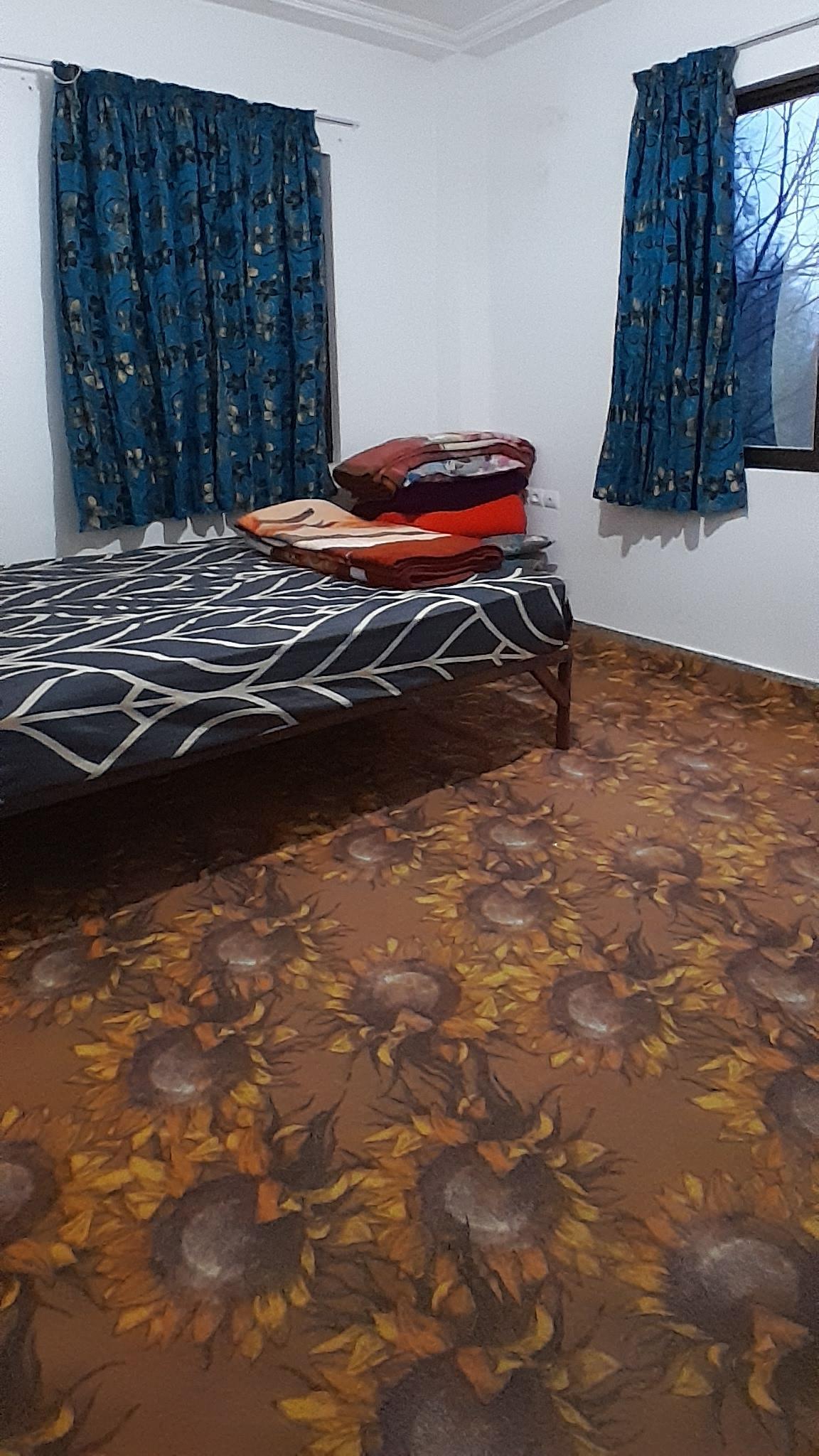 ویلا چوبی در کنار رودخانه وجنگل 