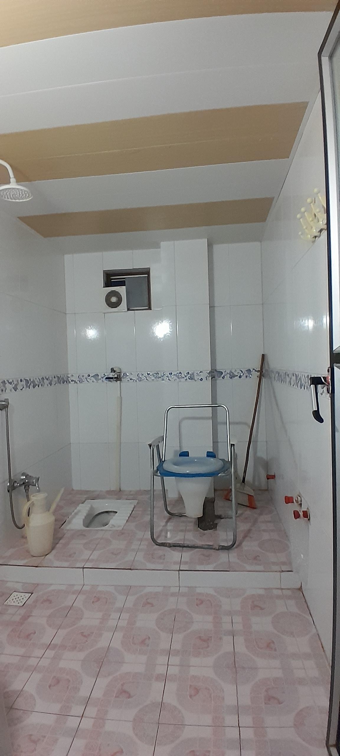 ویلا چوبی در کنار رودخانه وجنگل 