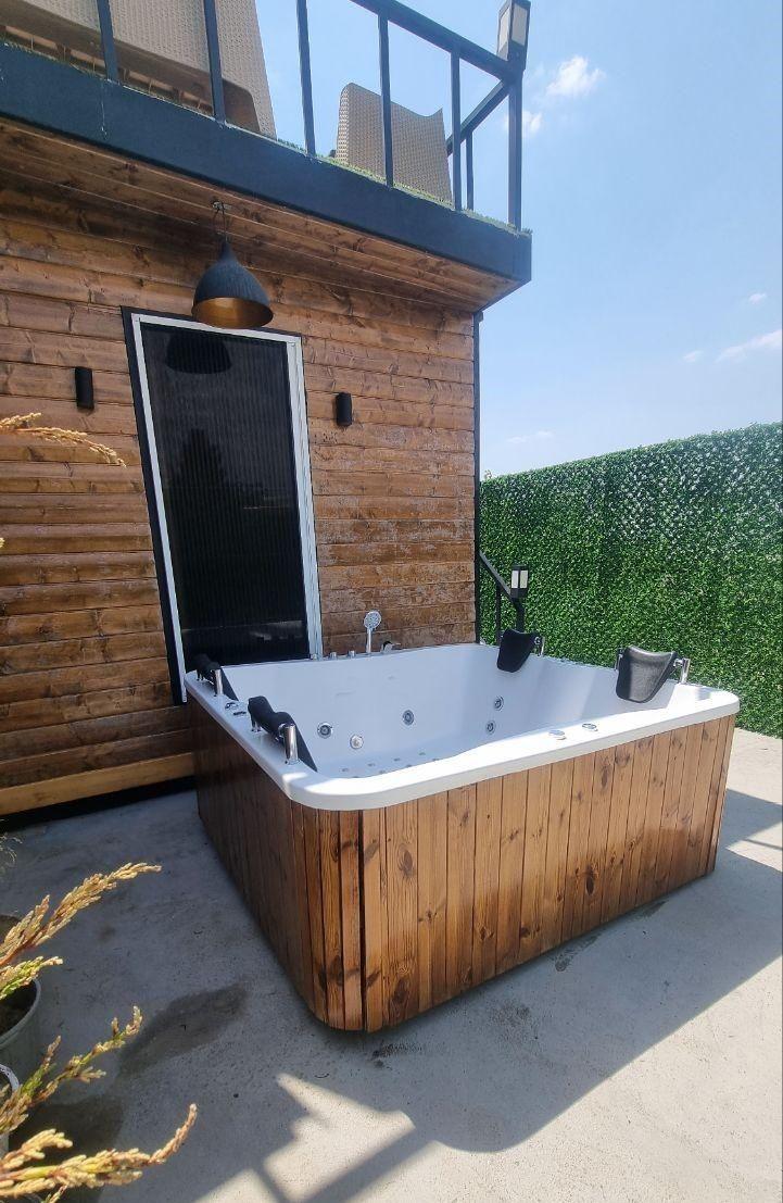 کلبه سوئیسی با جکوزی در خرم آباد