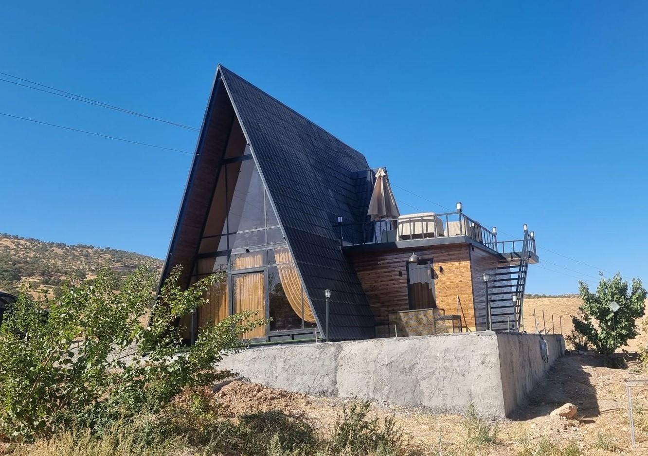 کلبه سوئیسی با جکوزی در خرم آباد