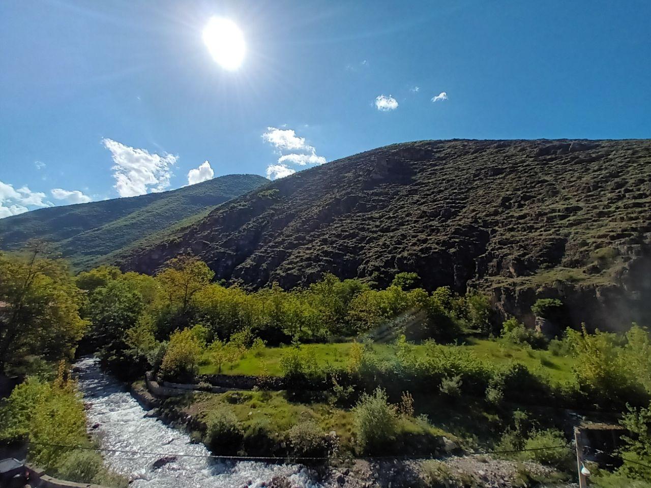 ویلا کنار رودخانه چشم انداز کوه و جنگل