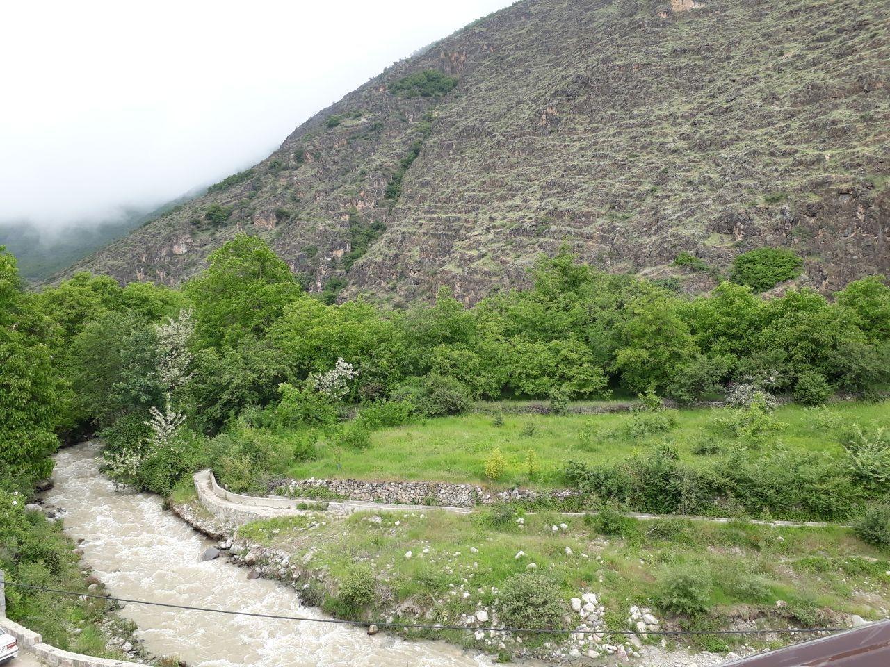 ویلا کنار رودخانه چشم انداز کوه و جنگل