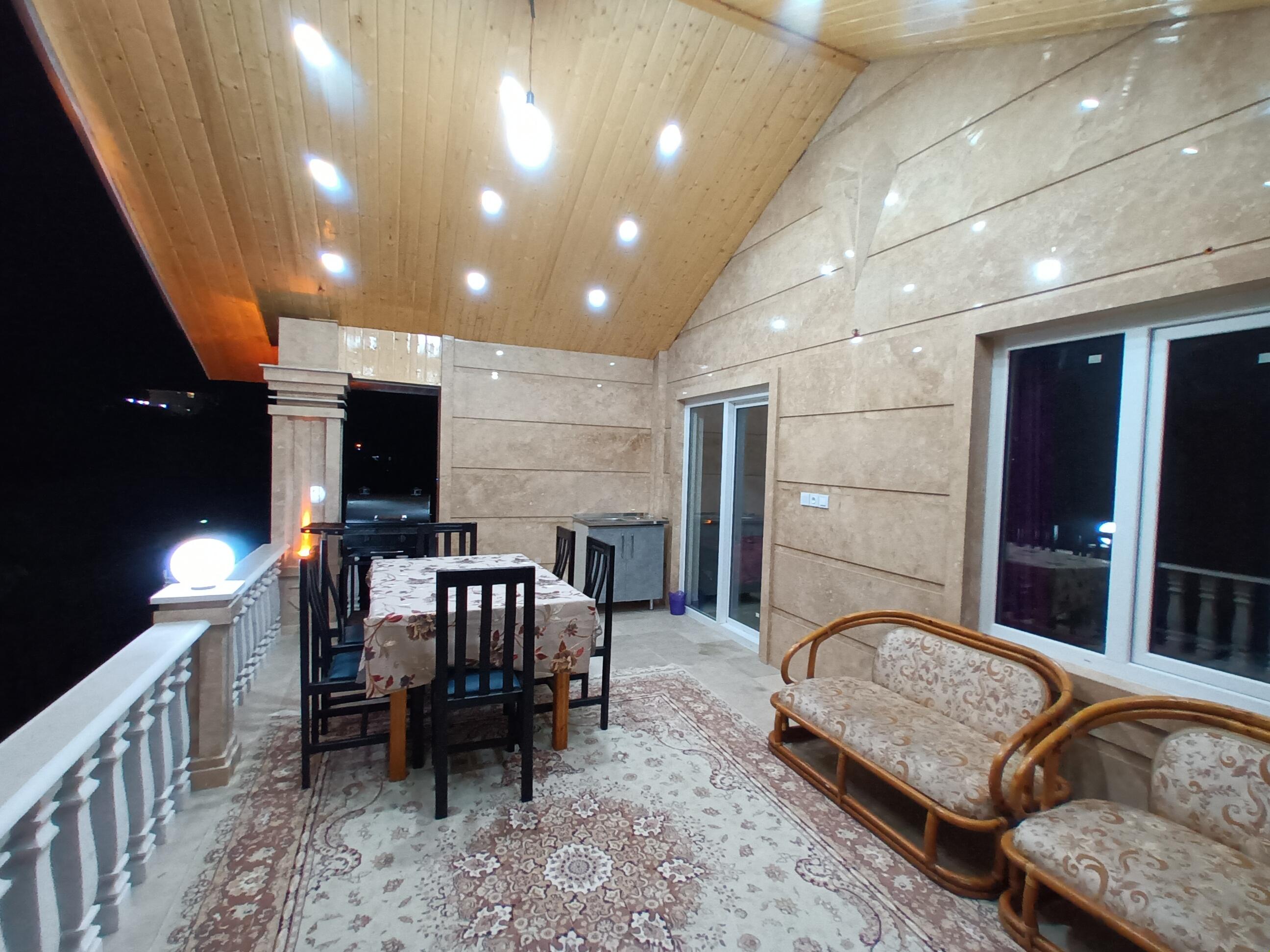 ویلا کنار رودخانه چشم انداز کوه و جنگل