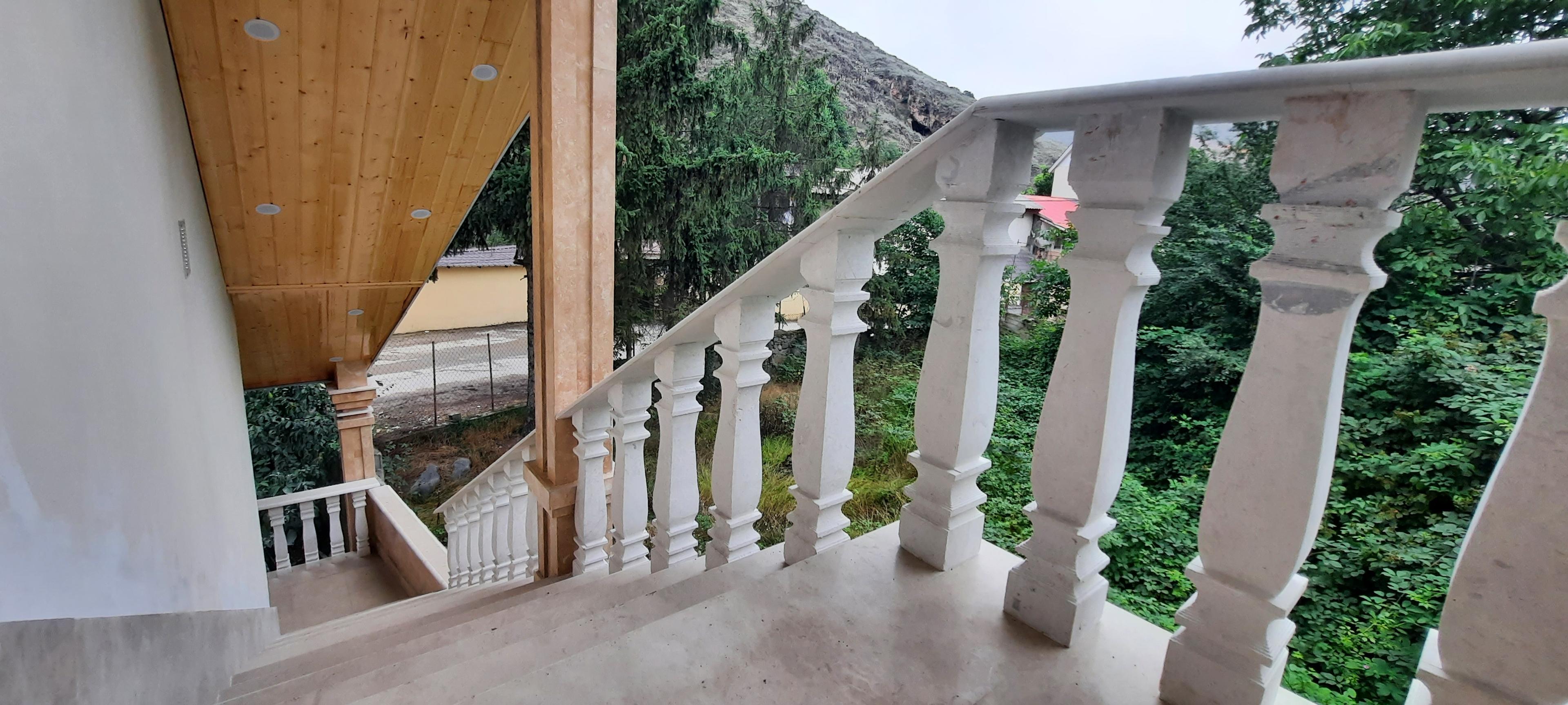 ویلا کنار رودخانه چشم انداز کوه و جنگل