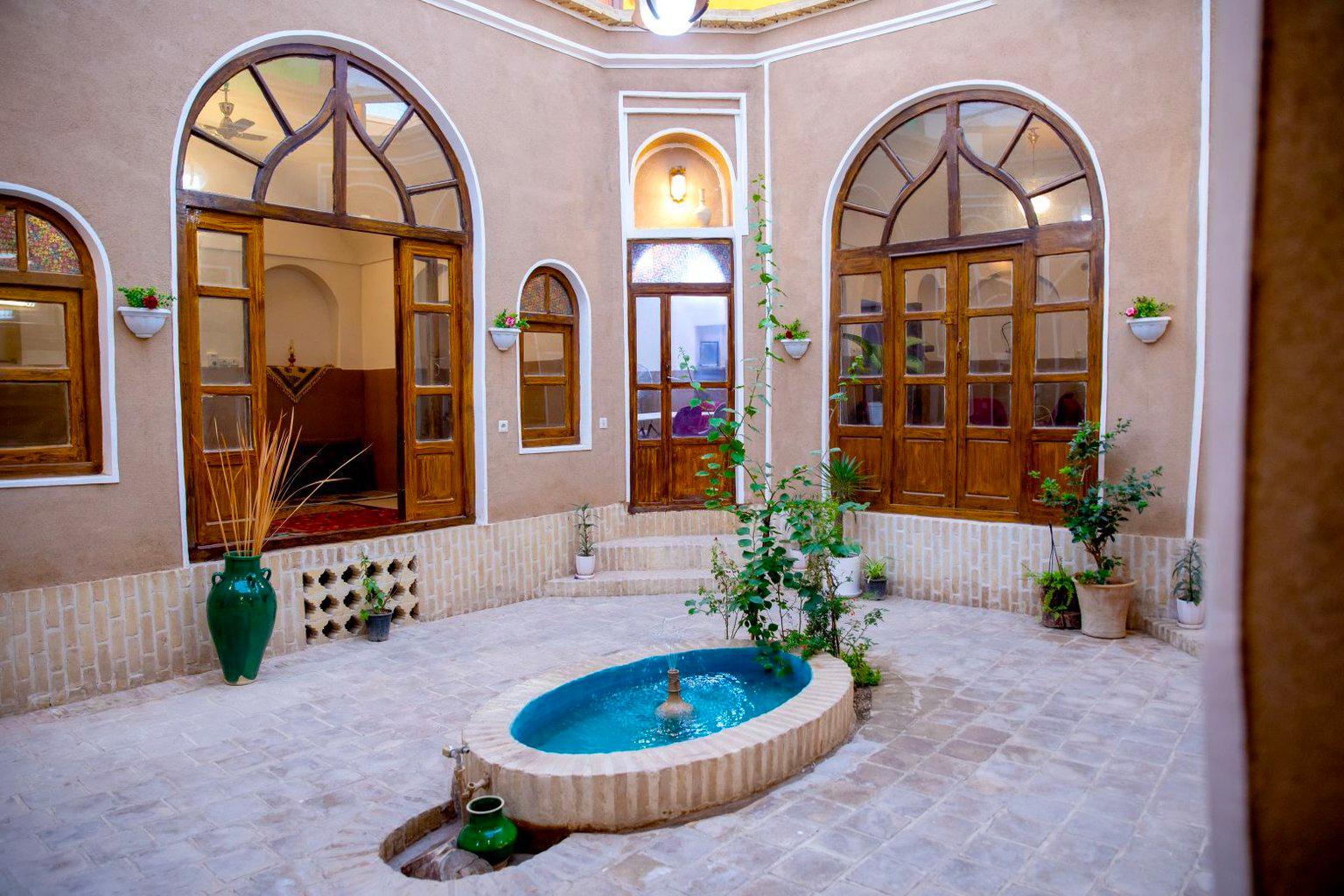 اجاره ویلا سنتی 4خوابه ماهکده در یزد