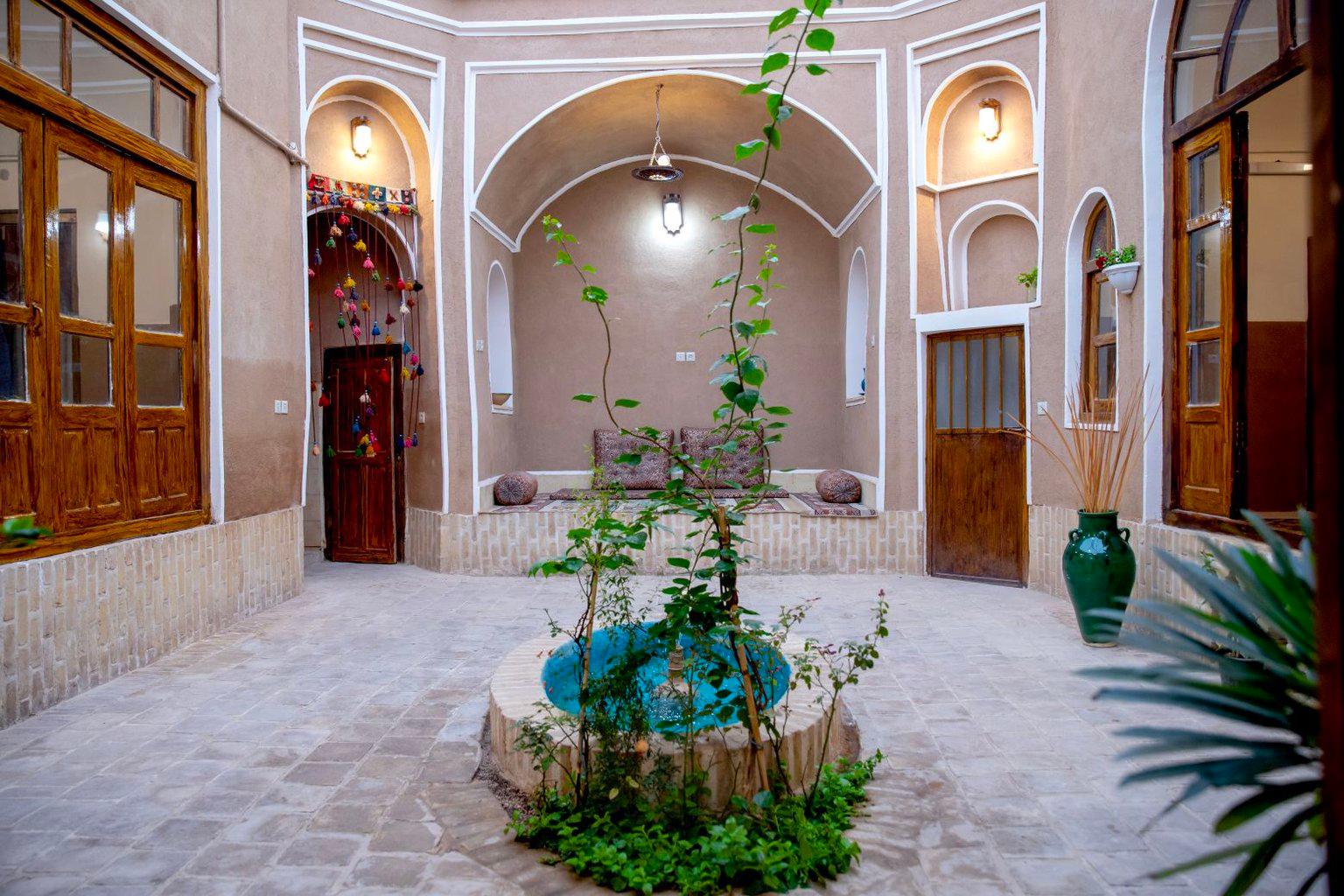 اجاره ویلا سنتی 4خوابه ماهکده در یزد