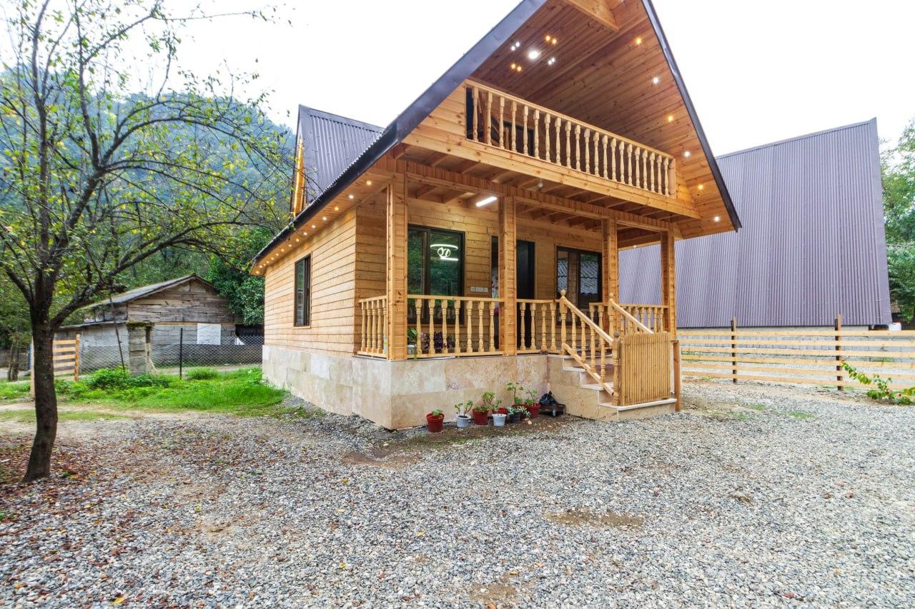 کلبه چوبی سوئیسی دلوین در جاده اسالم