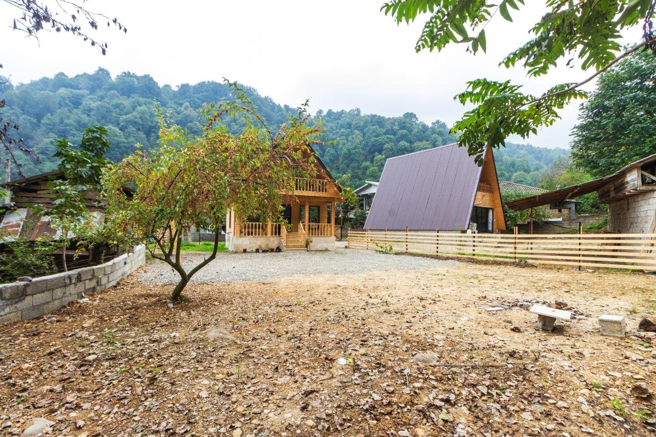 کلبه چوبی سوئیسی دلوین در جاده اسالم