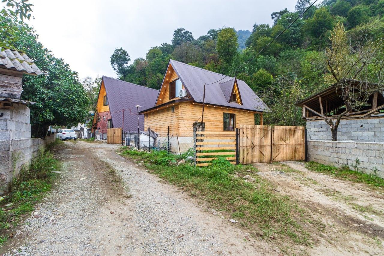 کلبه چوبی سوئیسی دلوین در جاده اسالم