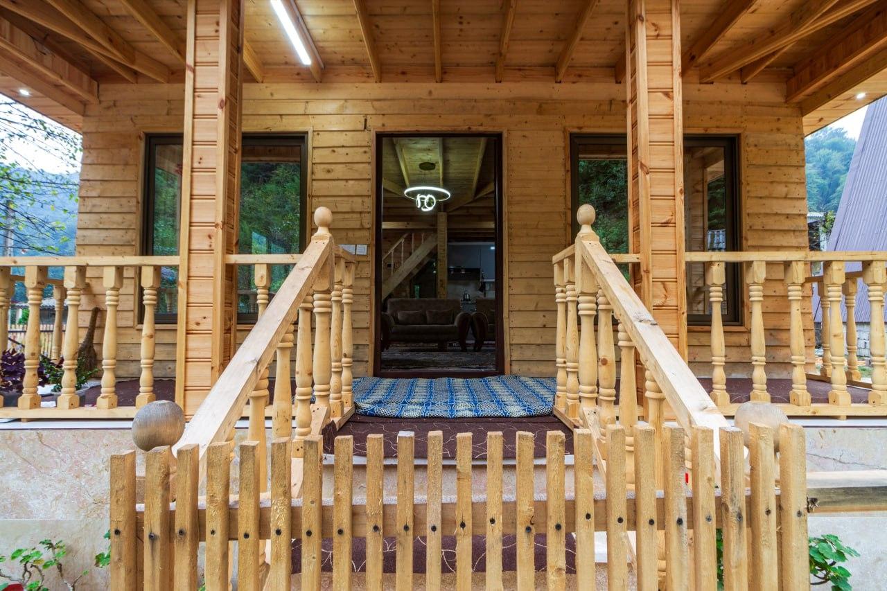 کلبه چوبی سوئیسی دلوین در جاده اسالم