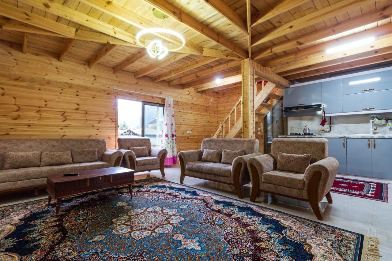 کلبه چوبی سوئیسی دلوین در جاده اسالم