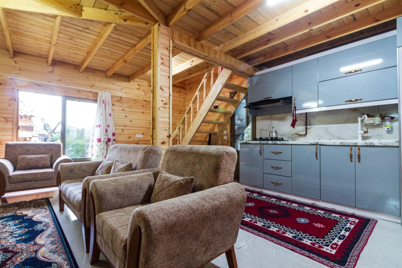 کلبه چوبی سوئیسی دلوین در جاده اسالم