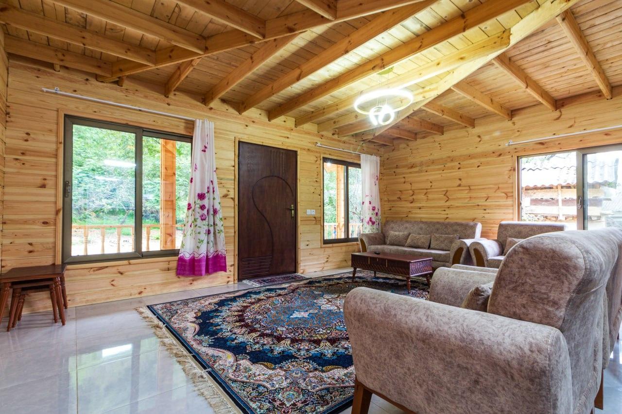 کلبه چوبی سوئیسی دلوین در جاده اسالم