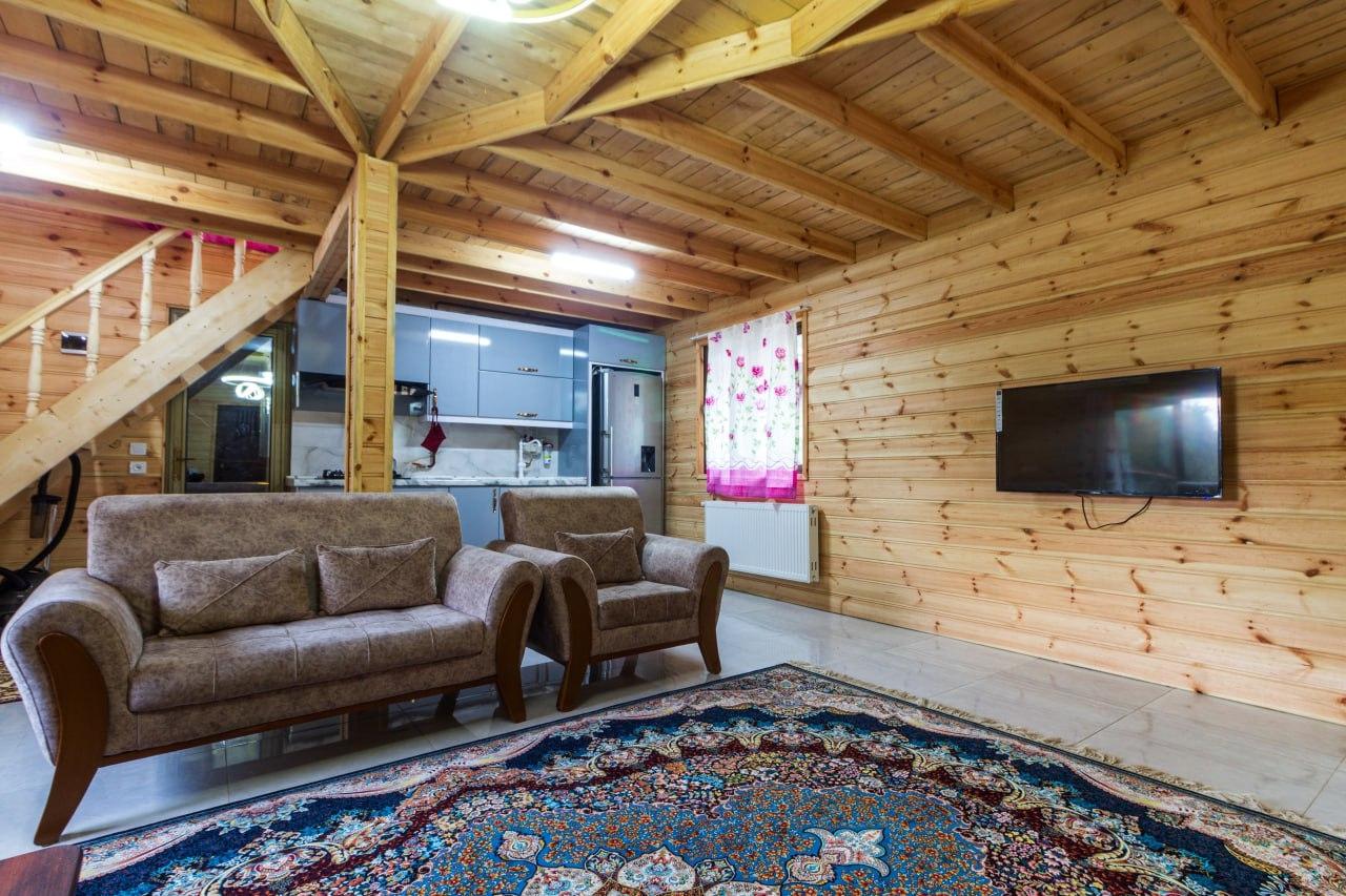 کلبه چوبی سوئیسی دلوین در جاده اسالم