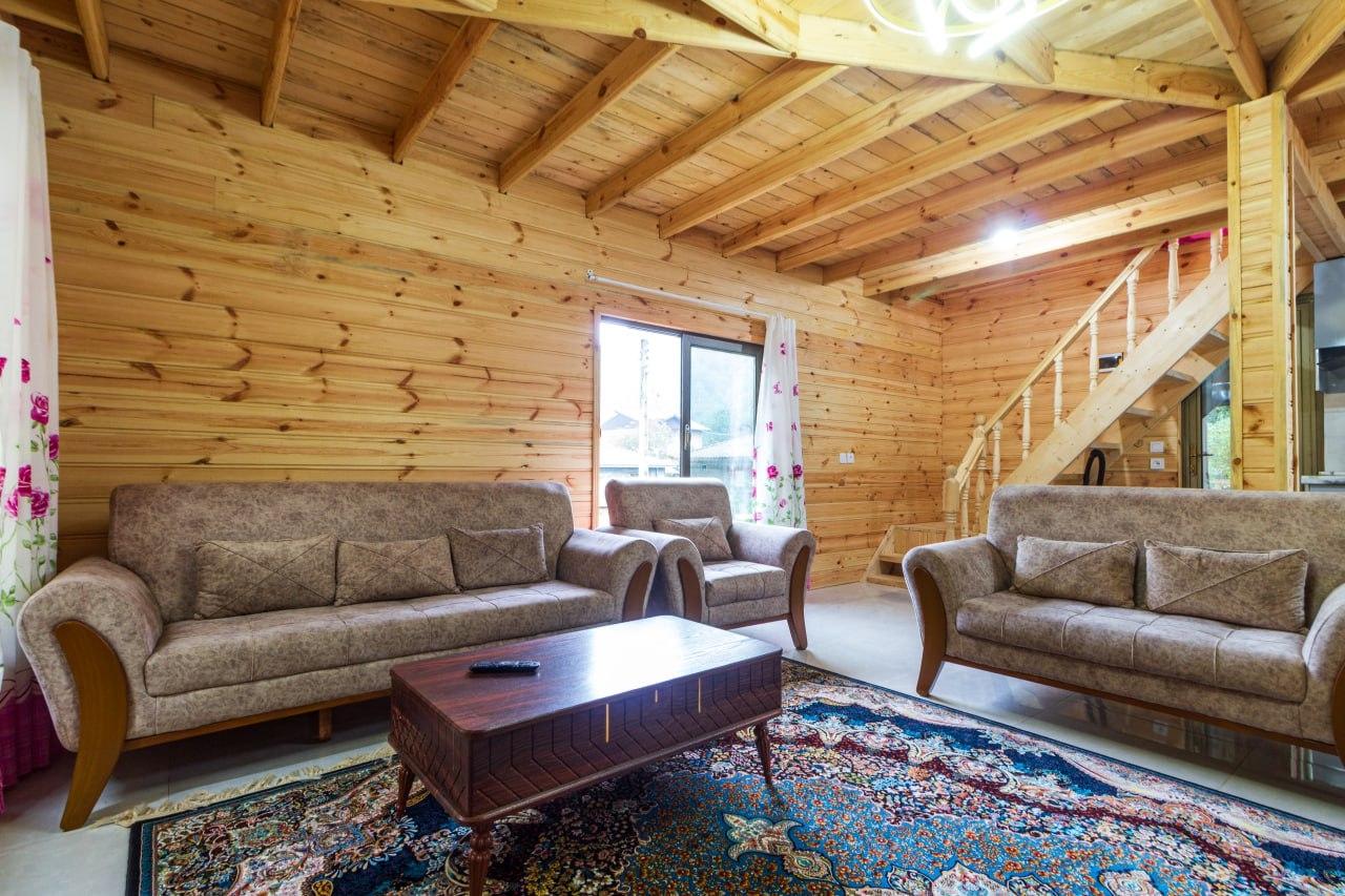 کلبه چوبی سوئیسی دلوین در جاده اسالم