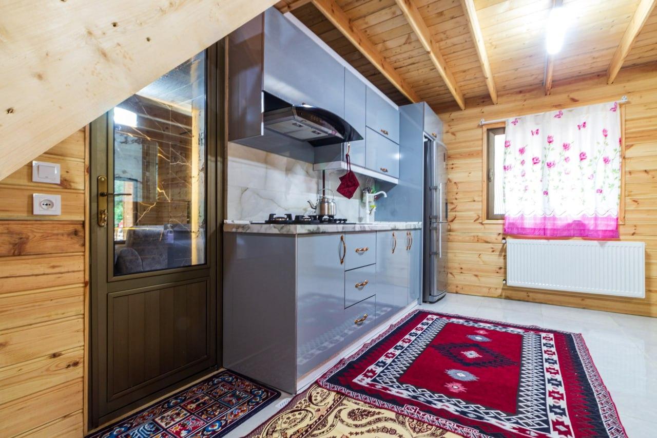 کلبه چوبی سوئیسی دلوین در جاده اسالم