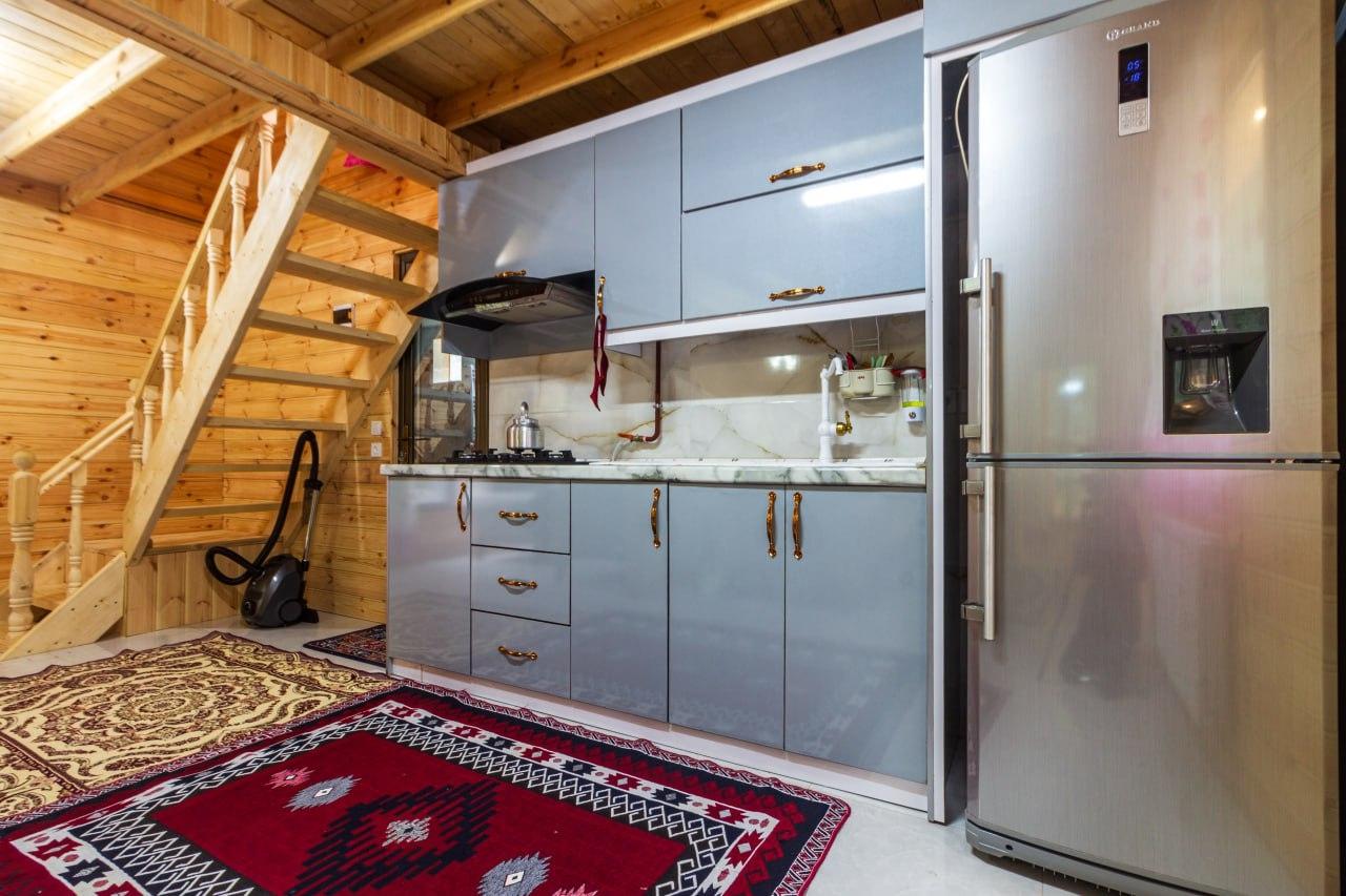 کلبه چوبی سوئیسی دلوین در جاده اسالم