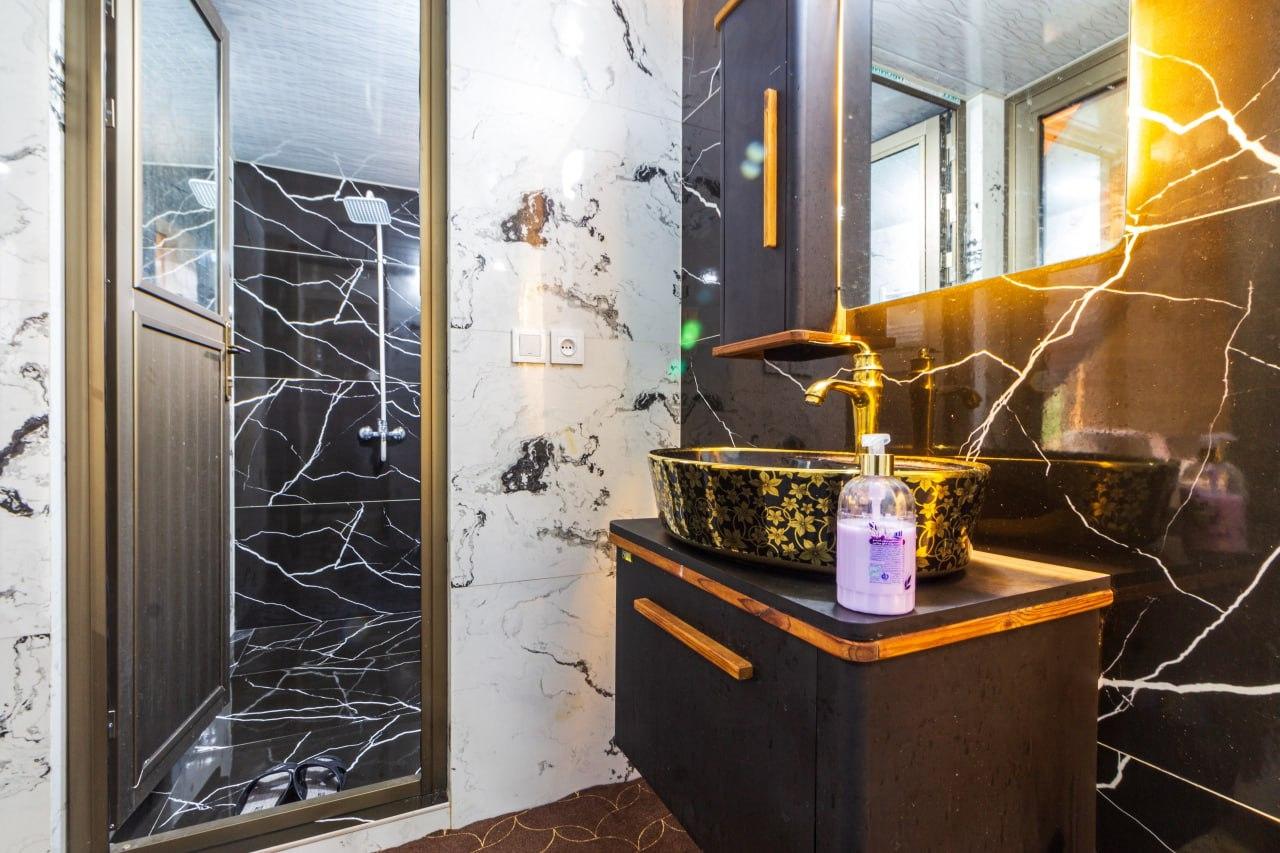 کلبه چوبی سوئیسی دلوین در جاده اسالم