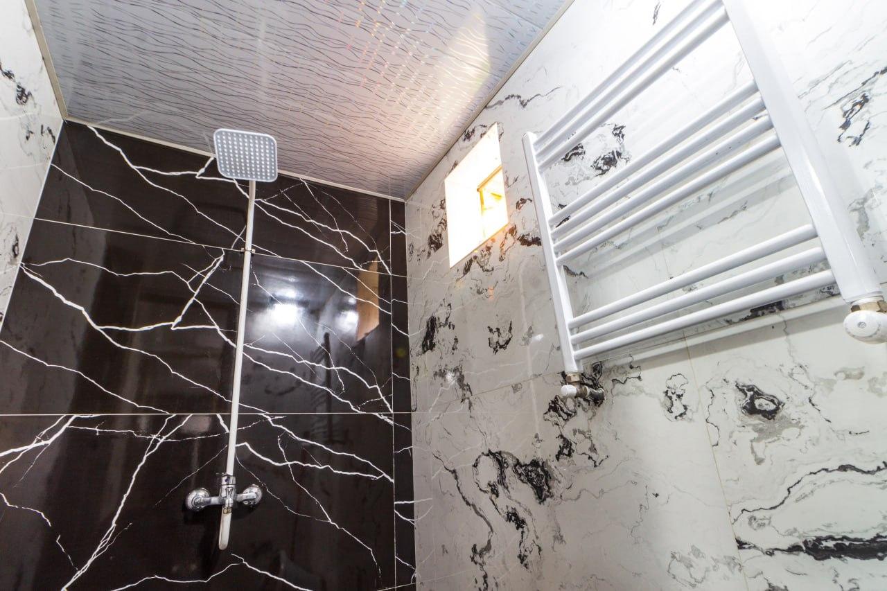 کلبه چوبی سوئیسی دلوین در جاده اسالم