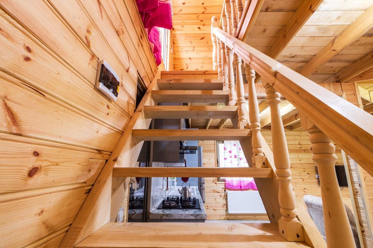 کلبه چوبی سوئیسی دلوین در جاده اسالم