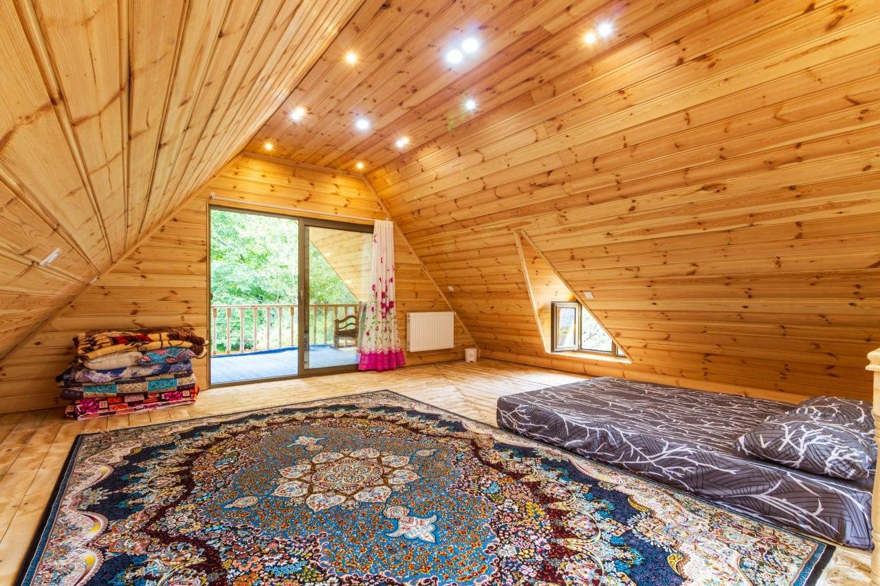 کلبه چوبی سوئیسی دلوین در جاده اسالم