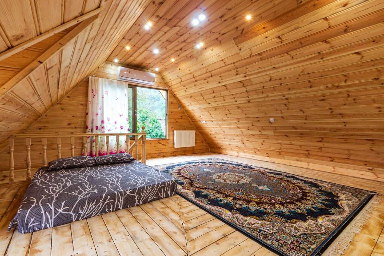 کلبه چوبی سوئیسی دلوین در جاده اسالم