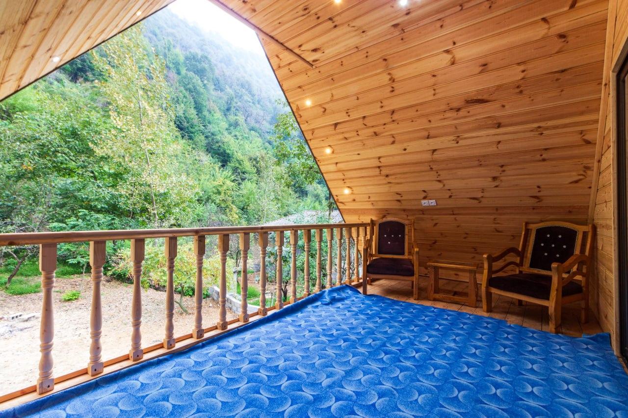 کلبه چوبی سوئیسی دلوین در جاده اسالم