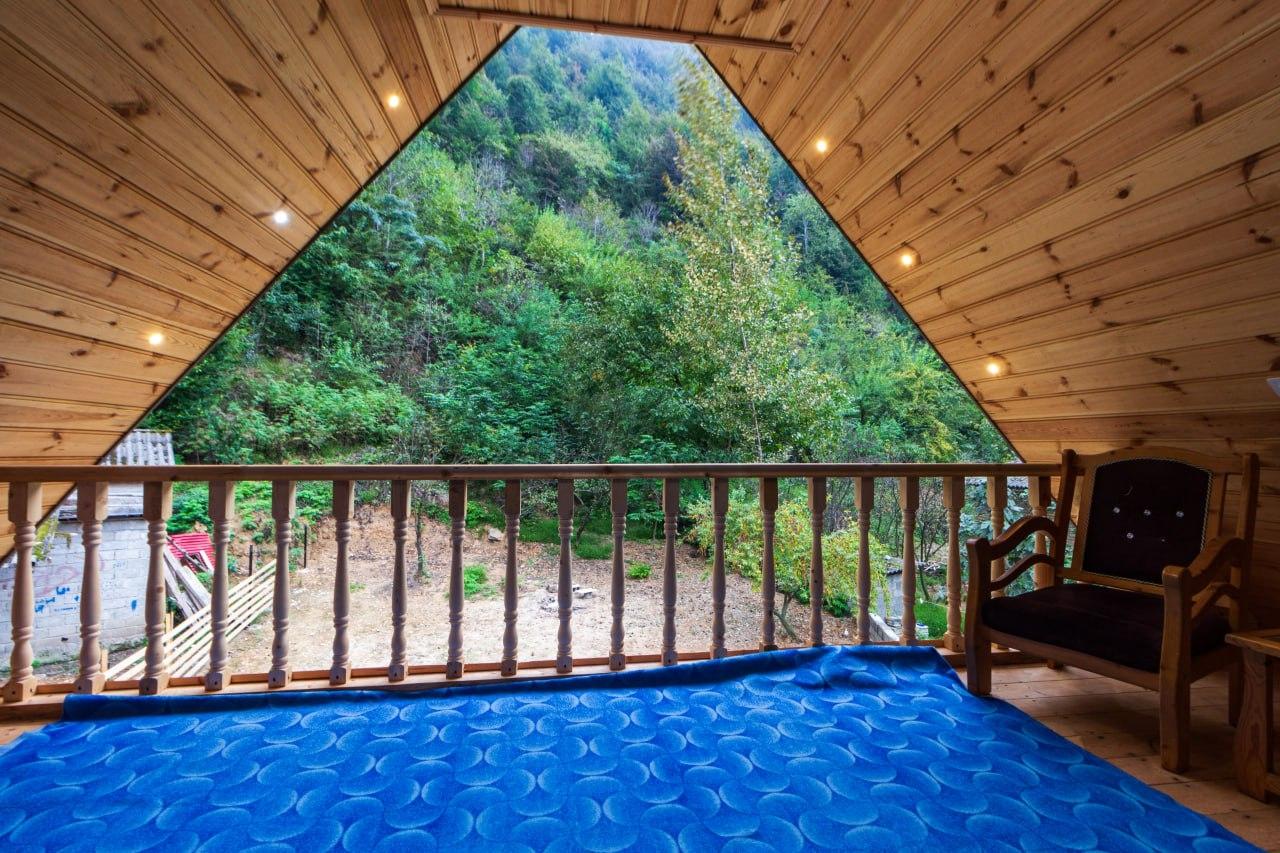 کلبه چوبی سوئیسی دلوین در جاده اسالم