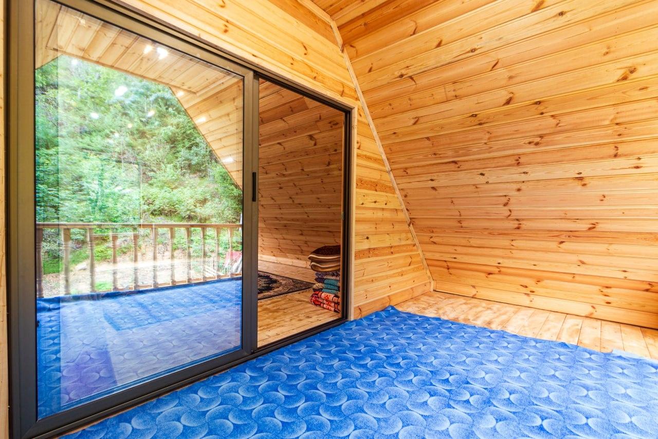 کلبه چوبی سوئیسی دلوین در جاده اسالم