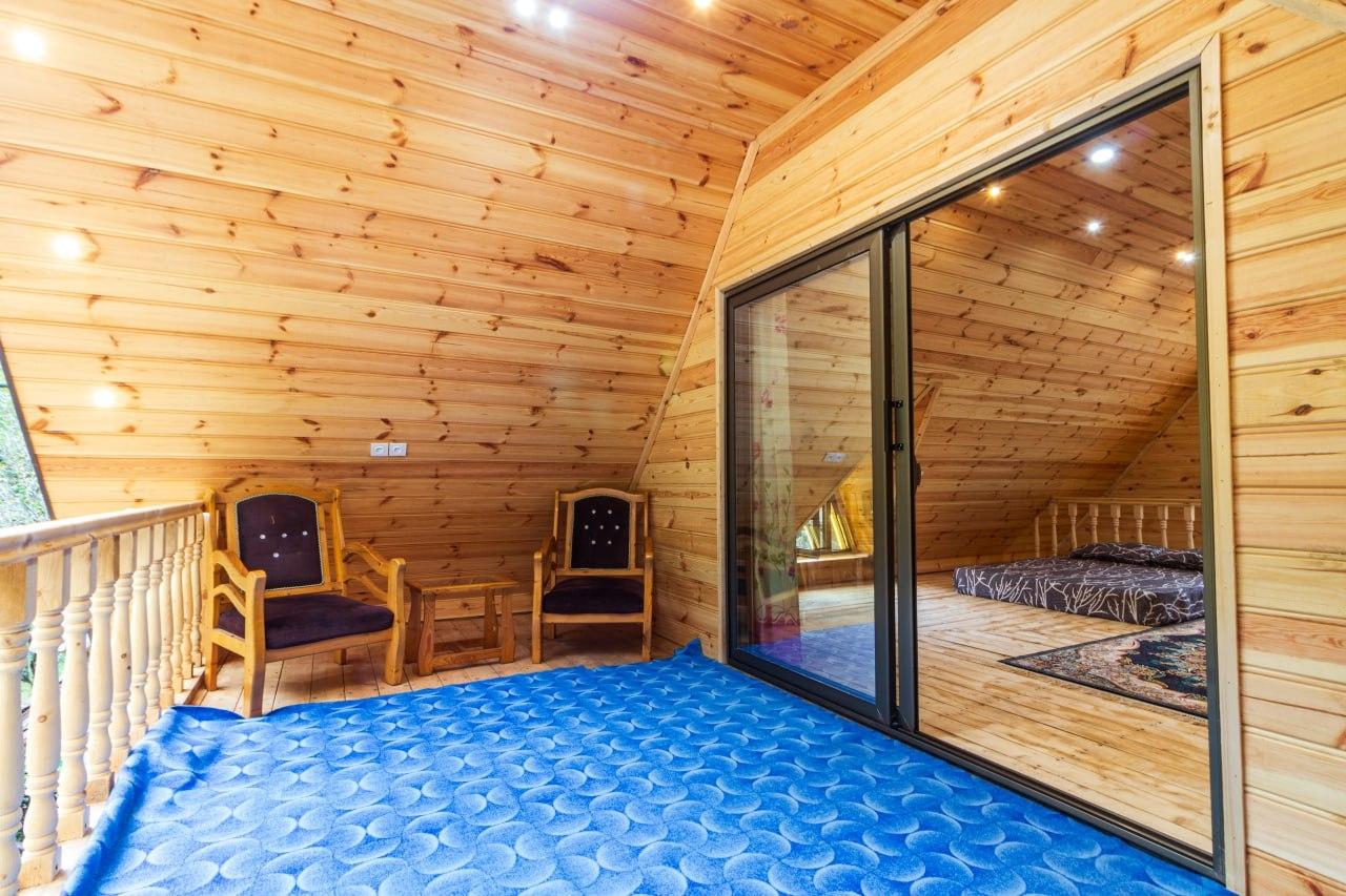 کلبه چوبی سوئیسی دلوین در جاده اسالم