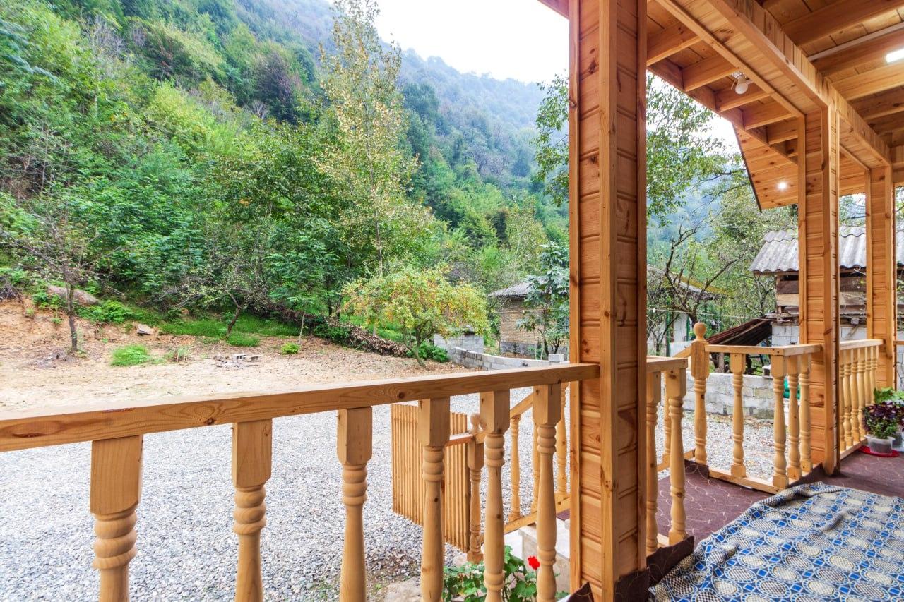 کلبه چوبی سوئیسی دلوین در جاده اسالم