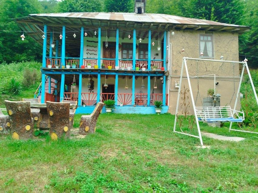 اقامتگاه جنگلی نگارخاتون با ویو کوه و رودخانه