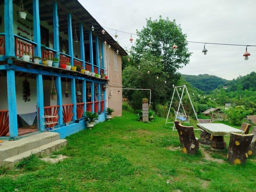 اقامتگاه جنگلی نگارخاتون با ویو کوه و رودخانه