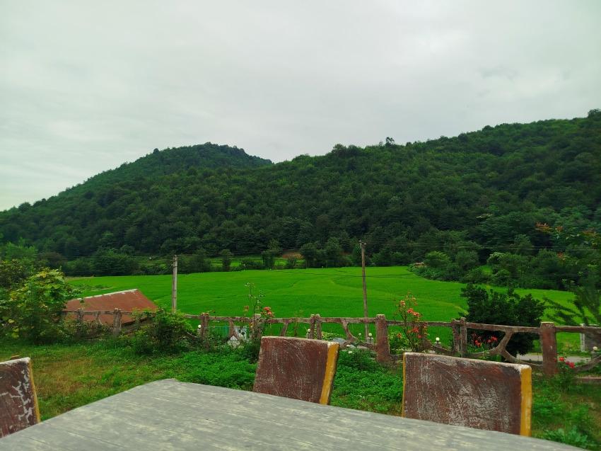 اقامتگاه جنگلی نگارخاتون با ویو کوه و رودخانه