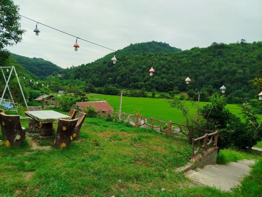 اقامتگاه جنگلی نگارخاتون با ویو کوه و رودخانه