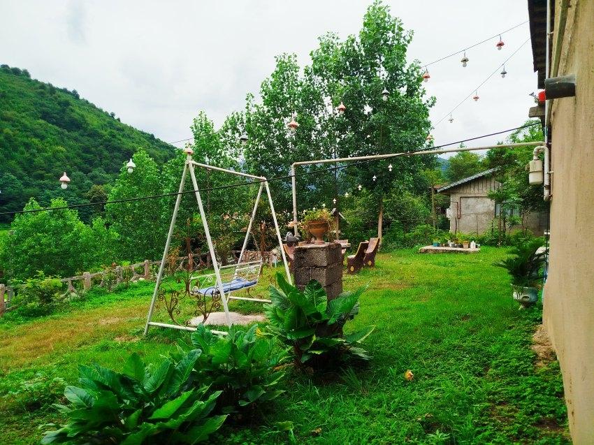 اقامتگاه جنگلی نگارخاتون با ویو کوه و رودخانه