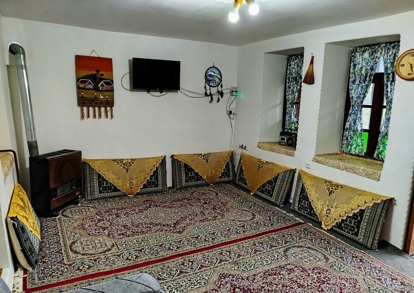 اقامتگاه جنگلی نگارخاتون با ویو کوه و رودخانه