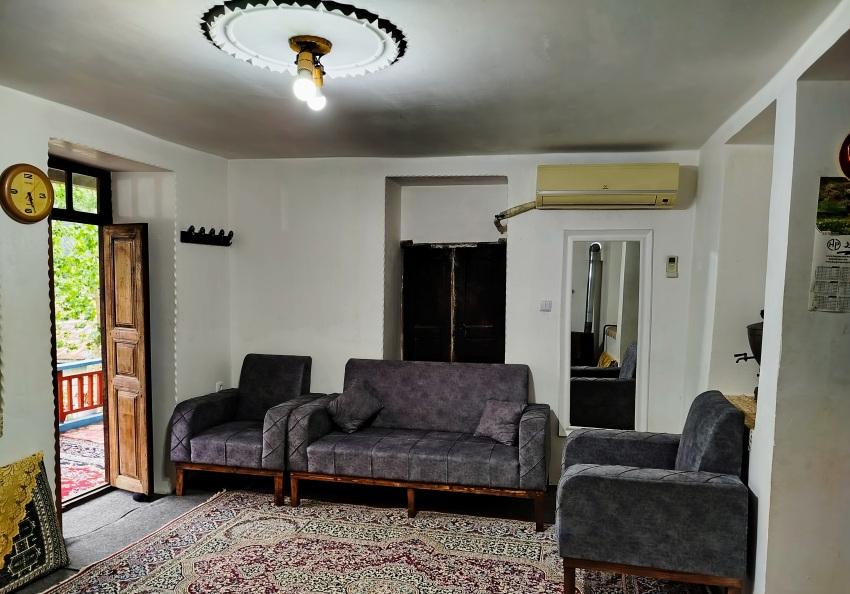 اقامتگاه جنگلی نگارخاتون با ویو کوه و رودخانه