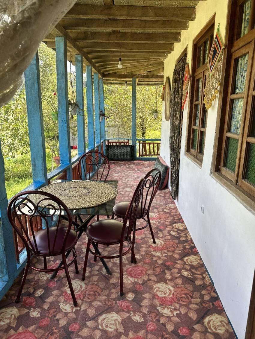 اقامتگاه جنگلی نگارخاتون با ویو کوه و رودخانه