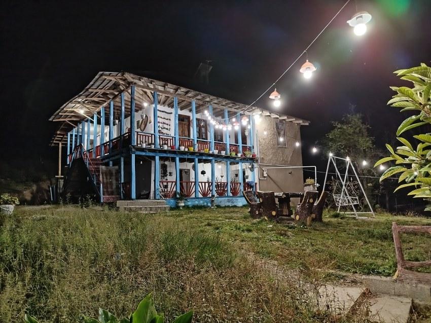 اقامتگاه جنگلی نگارخاتون با ویو کوه و رودخانه