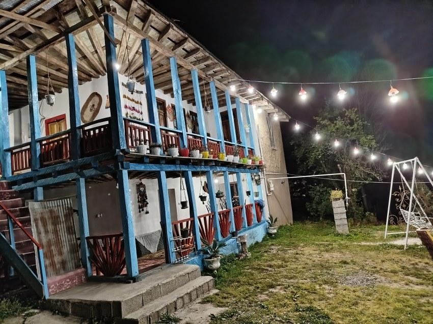 اقامتگاه جنگلی نگارخاتون با ویو کوه و رودخانه