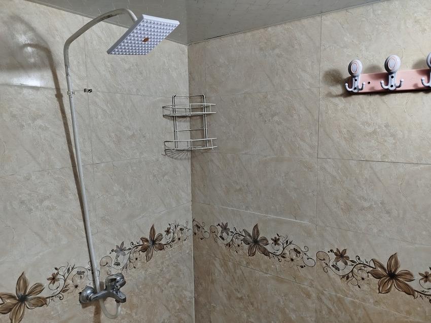 اقامتگاه جنگلی نگارخاتون با ویو کوه و رودخانه